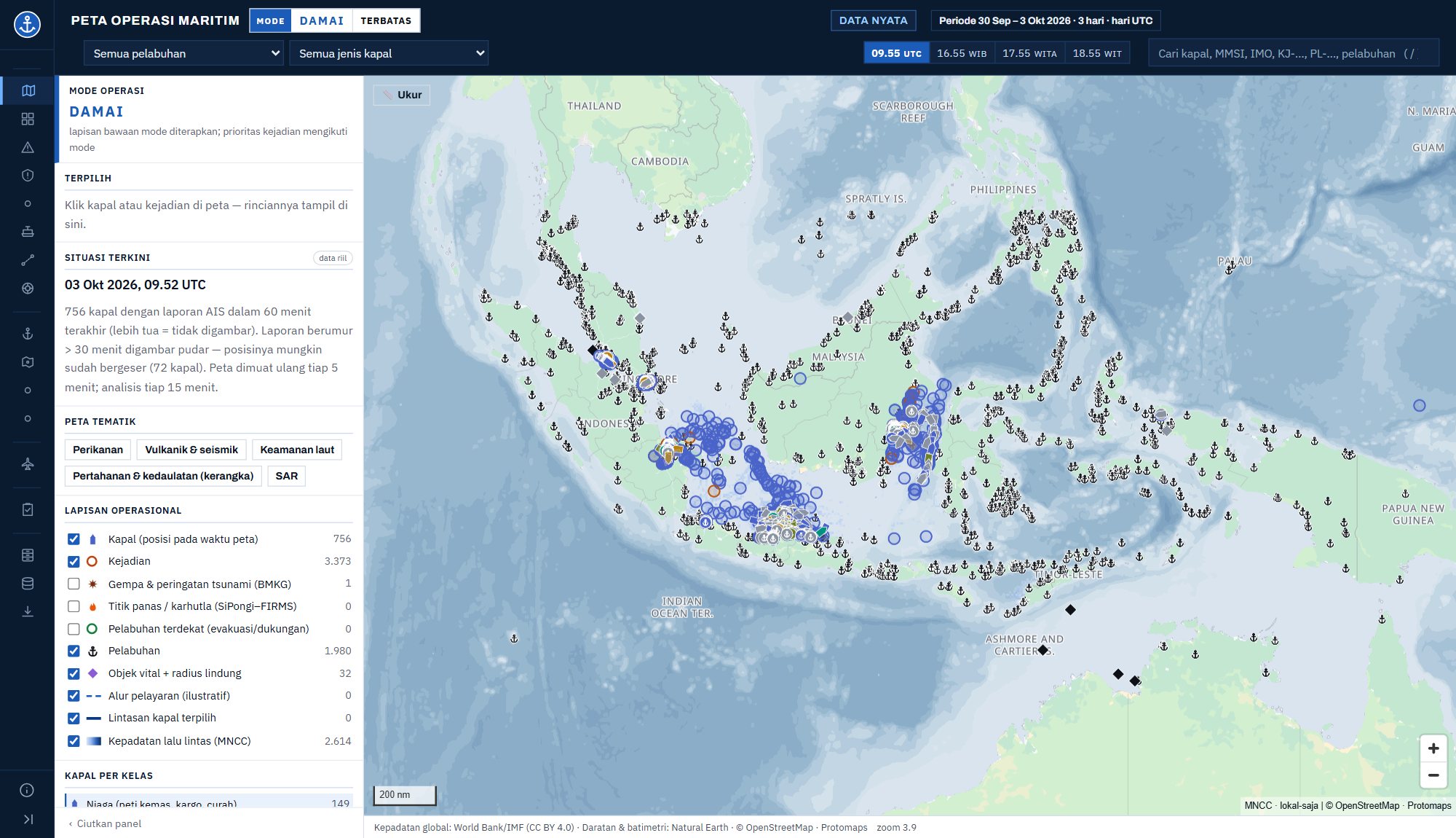 Application console: menu on the left, current-situation and map-layer panel, and a map of Southeast Asian waters with vessels and events